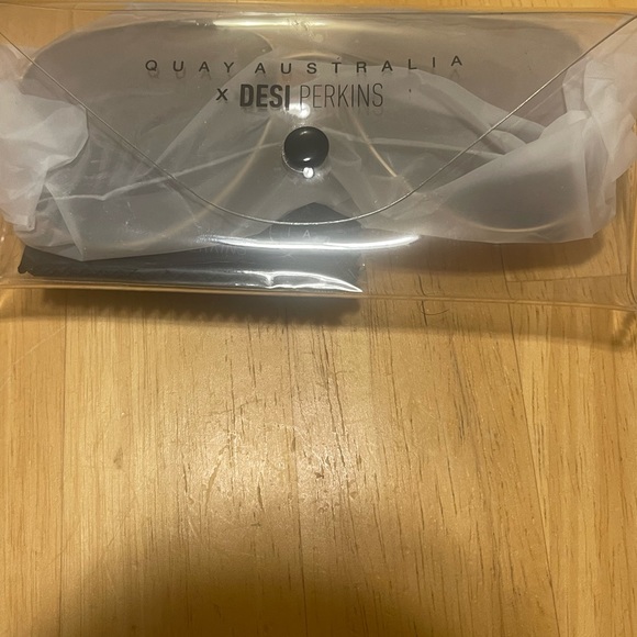 Quay Australia High Key Sunglasses - Gold/Gold | Desk Perkins Collaboration,NEW - Picture 1 of 14